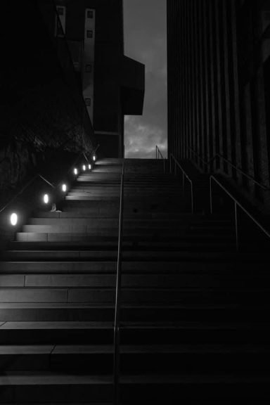 Treppe Dortmunder U in Schwarz-Weiss